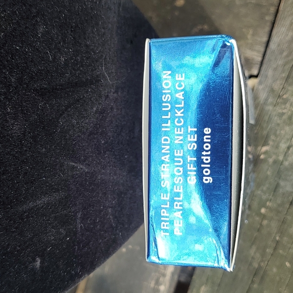 Vintage Avon pearlesque necklace and earring set - Picture 4 of 4